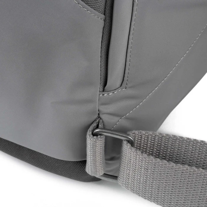 Mochila Roka London Canfield B mediana sostenible Nylon Gris (Stormy)