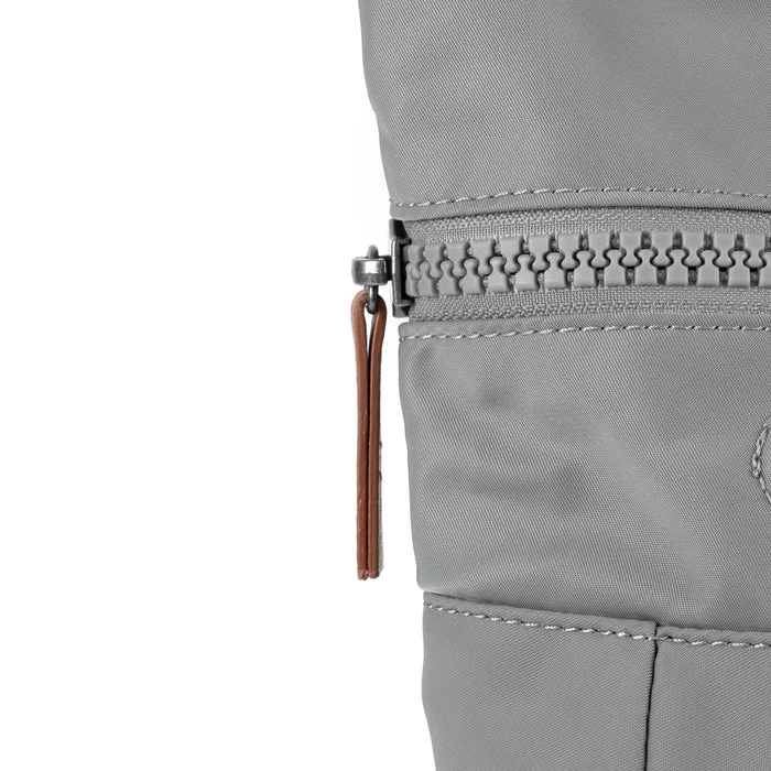 Mochila Roka London Canfield B mediana sostenible Nylon Gris (Stormy)