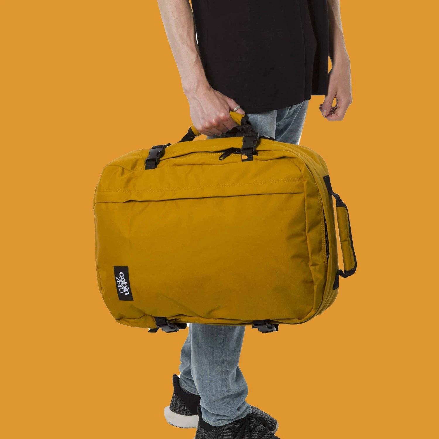 Mochila de viaje Cabin Zero Classic 44 L. Mostaza (Orange Chilli)