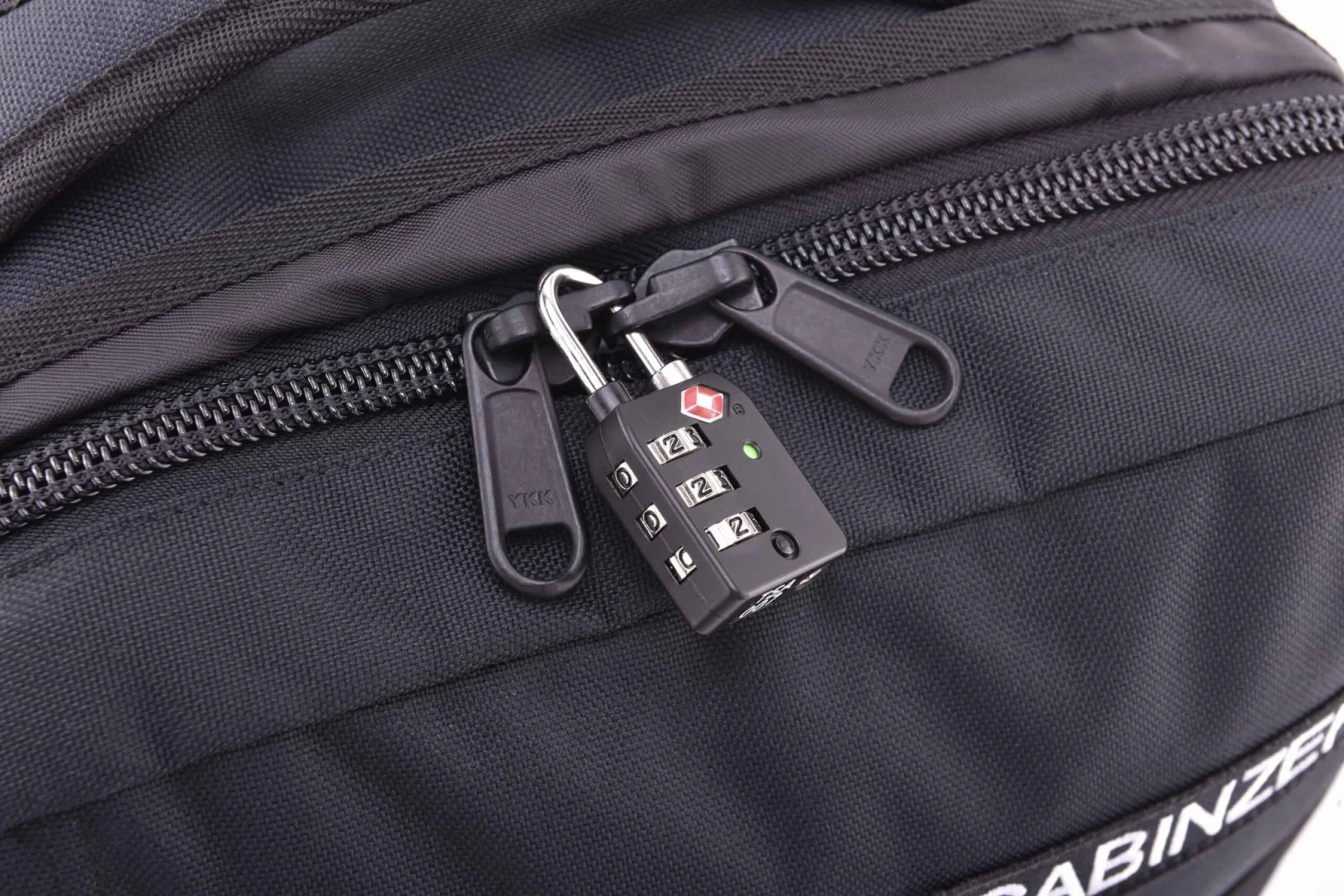 Mochila de viaje Cabin Zero Military 28 L. Negro (Absolute Black)