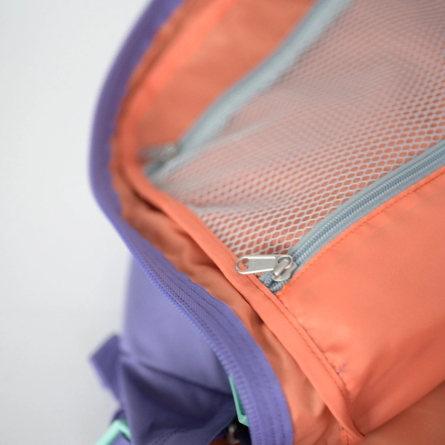 Mochila de viaje Cabin Zero Classic 36 L. Morado ( Lavender )