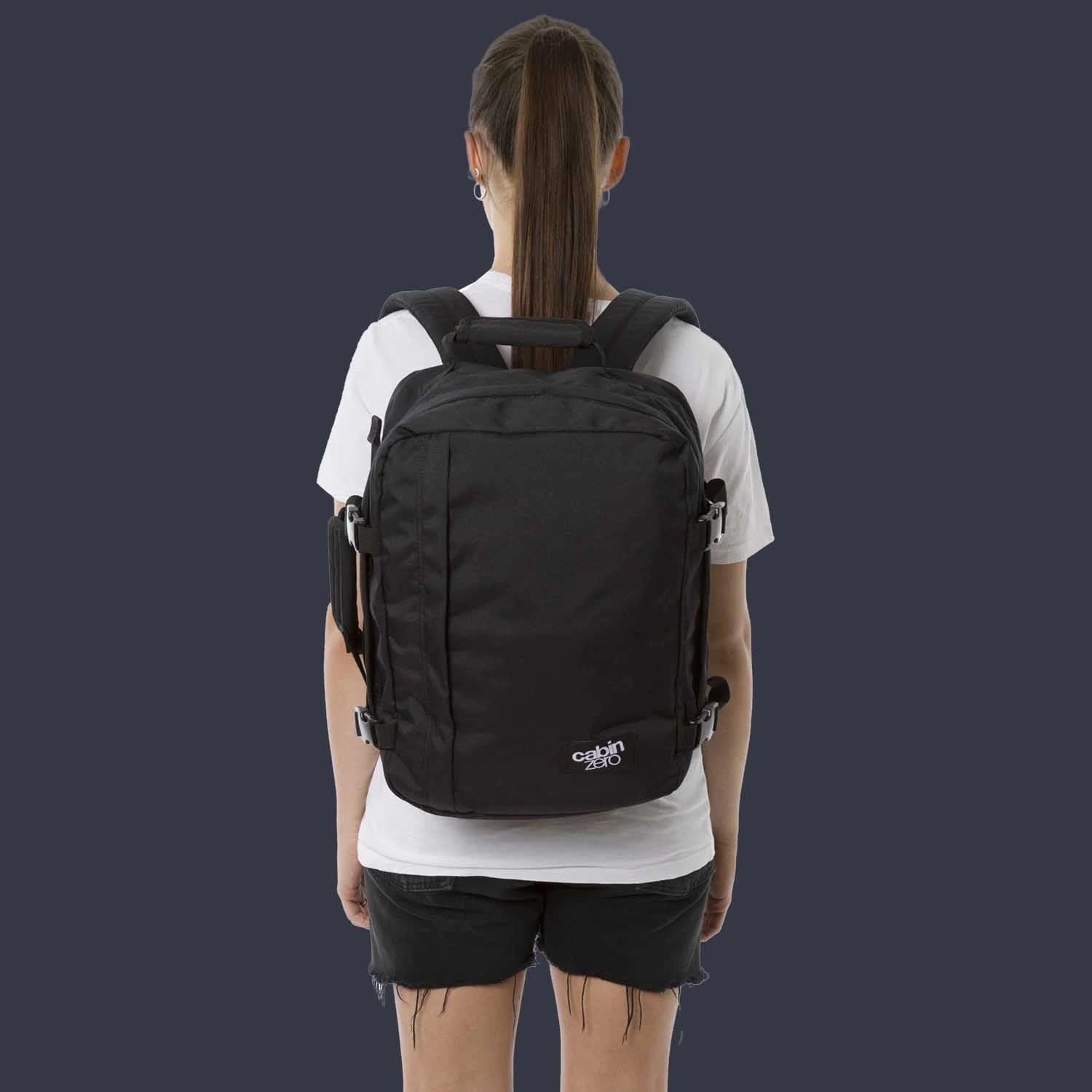 Mochila de viaje Cabin Zero Classic 28 L. Negro (Absolute Black)