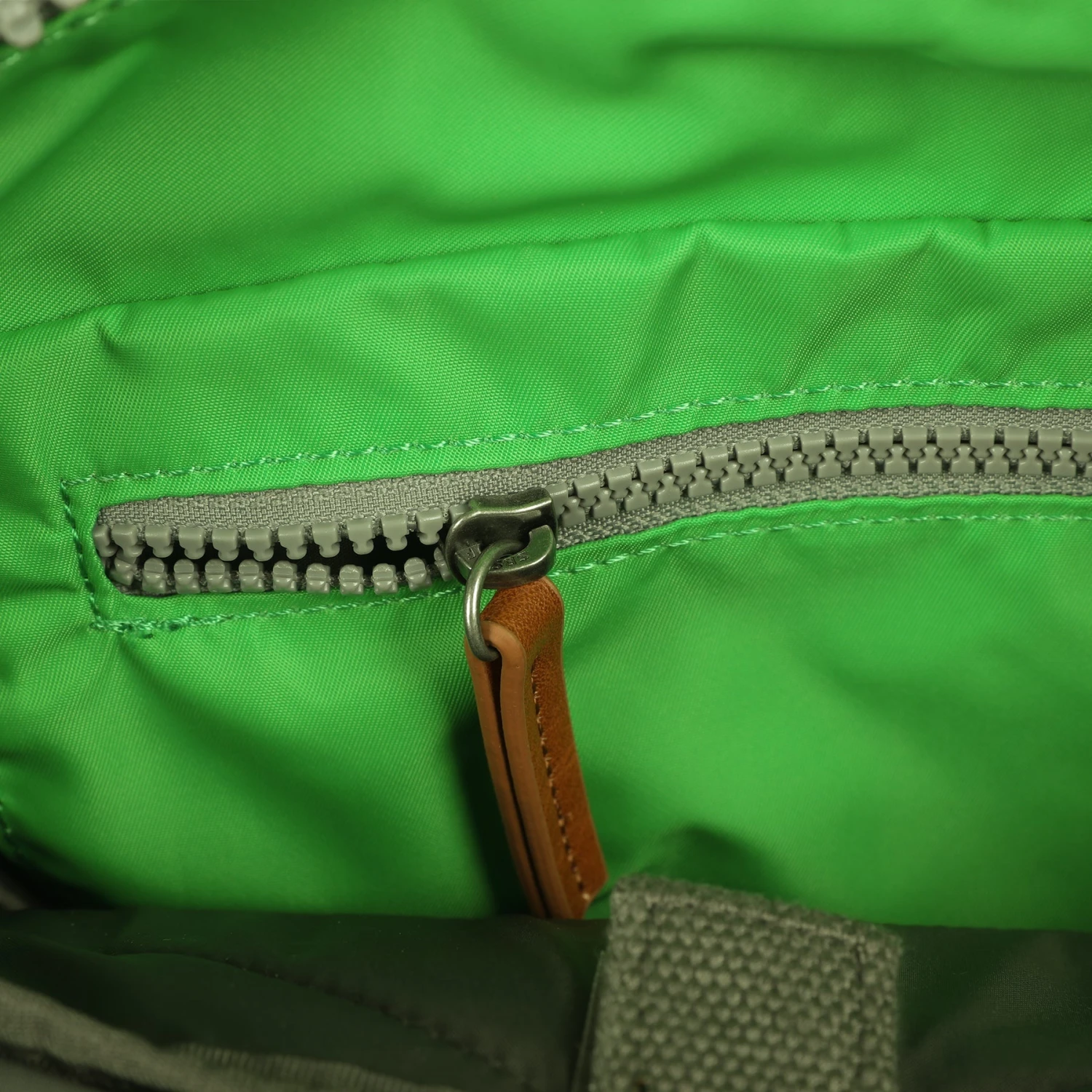 Mochila Roka London Bantry B mediana sostenible Nylon Verde (Kelly Green)