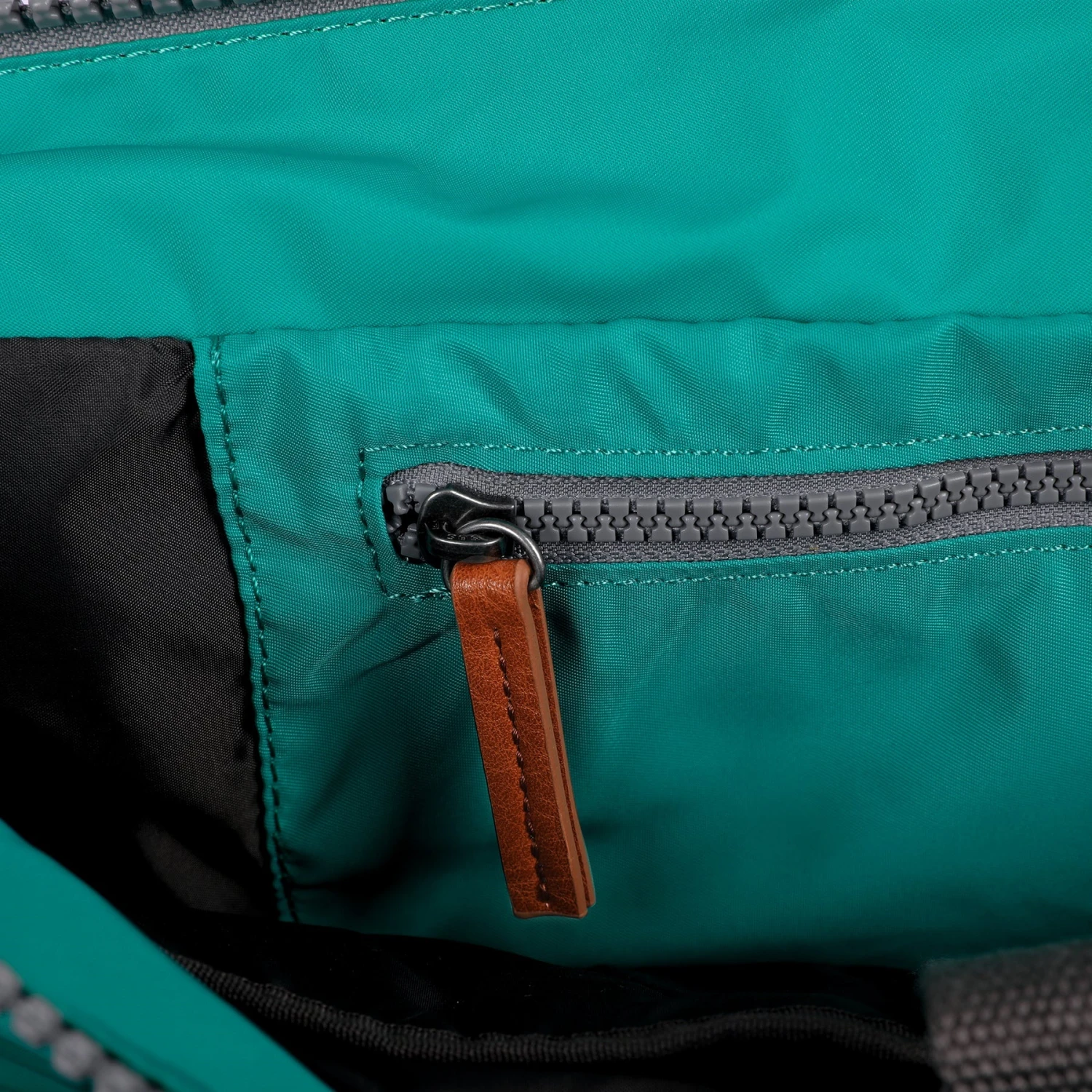 Mochila Roka London Bantry B mediana sostenible Nylon Verde (Cyan)